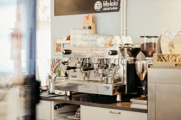 Siebträgermaschine und Kaffeemühlen an der Theke vom Das Anna