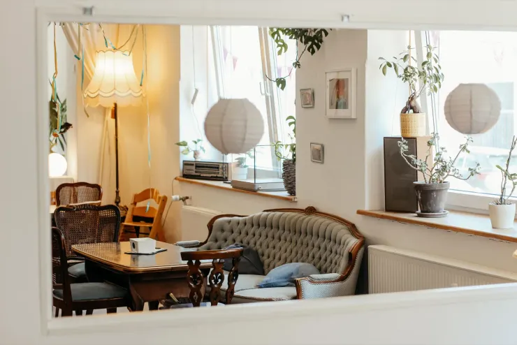 Gemütliche Ecke mit Vintage-Sofa, Holztisch und Papierlampen im Das Anna