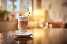 Kinderfreundliches Cafe und Frühstück – Guter Kaffee in entspannter Atmosphäre Kinderfreundliches Cafe und Frühstück – Leckerer und schön angerichteter Kaffee (Latte Macchiato) steht auf Tisch. Hochwertiger Kaffee in vielen Varianten bei DAS ANNA.
