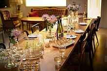 Event-Location & Catering Das Anna – Schön dekorierter Festtisch, mit perfekt angerichteten, vielfältigen Platten von Horsd'œuvres