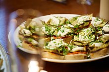 Event-Location & Catering Das Anna – Schön angerichtete Quiche-Happen auf einem Teller