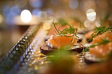 Event-Location & Catering Das Anna – Schön angerichtete Antipasti mit Lachs auf Glas-Tablet.