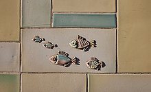 Kindercafe Das Anna: Farbige Wandfliesen mit Fischen als Motiv. Kindercafe Das Anna: Farbige Fassadenfliesen mit Fischen als Motiv.